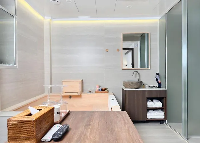 Whalero Gimpo Airport Guest house 4*